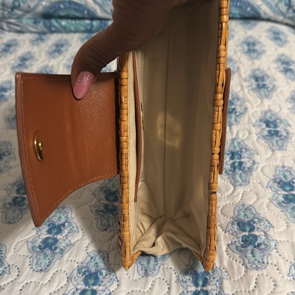 Perfect condition Pre-Loved Tory-Burch clutch - Picture 2 of 8